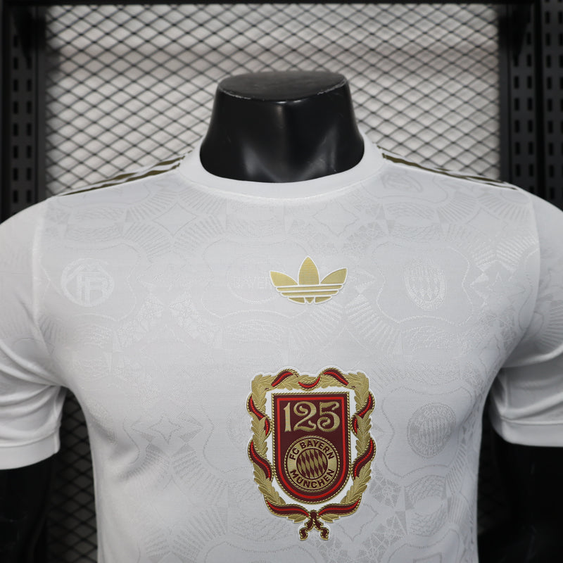 CAMISOLA BAYERN DE MUNICH EDIÇÃO 125 ANOS BRANCA 25/26 homem (VERSÃO JOGADOR)