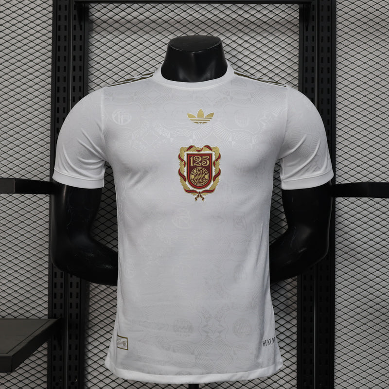 CAMISOLA BAYERN DE MUNICH EDIÇÃO 125 ANOS BRANCA 25/26 homem (VERSÃO JOGADOR)